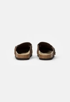 Pier One LEATHER UNISEX - Clogs - Brown 10 Pier One LEATHER UNISEX - Clogs - Brown -Pier One Verkaufsgeschäft 18a09b6c3e71439784e427988b058842