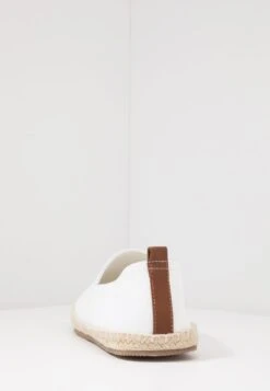 Pier One RENA ESPADRILLE UNISEX - Espadrille - White -Pier One Verkaufsgeschäft 4f1c7dae0cbb47efaca02a71fb79d125