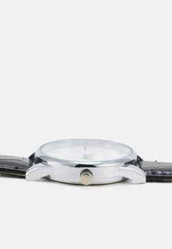 Pier One UNISEX - Uhr - Black 10 Pier One UNISEX - Uhr - Black -Pier One Verkaufsgeschäft 8310a8d6beeb42dfa6f09289ac50faa8