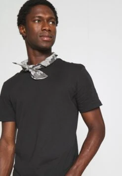 Pier One 3 PACK - T-Shirt Basic - Black/mottled Dark Grey/bordeaux -Pier One Verkaufsgeschäft ae9b9691c10949c5b4edc17929f8c13a