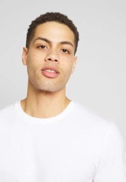 Pier One 3 PACK - T-Shirt Basic - White/dark Blue/red -Pier One Verkaufsgeschäft bb58520a3fdd4addbd204975d9a479ed