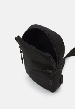 Pier One Gürteltasche - Black 11 Pier One Gürteltasche - Black -Pier One Verkaufsgeschäft c75c8bdf8b8541419b96d7dba0f5d743