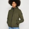 Pier One Regenjacke / Wasserabweisende Jacke - Olive -Pier One Verkaufsgeschäft fe480f914e9c4189ab8273cc70688356